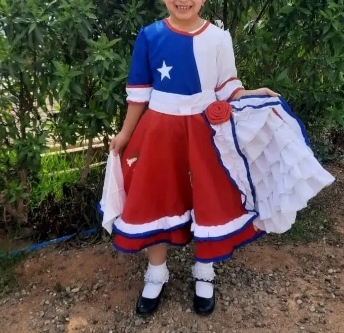 Vestido folclórico infantil rojo con flores