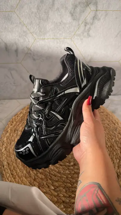 Zapatillas deportivas negras para mujer con diseño moderno - miniatura 1