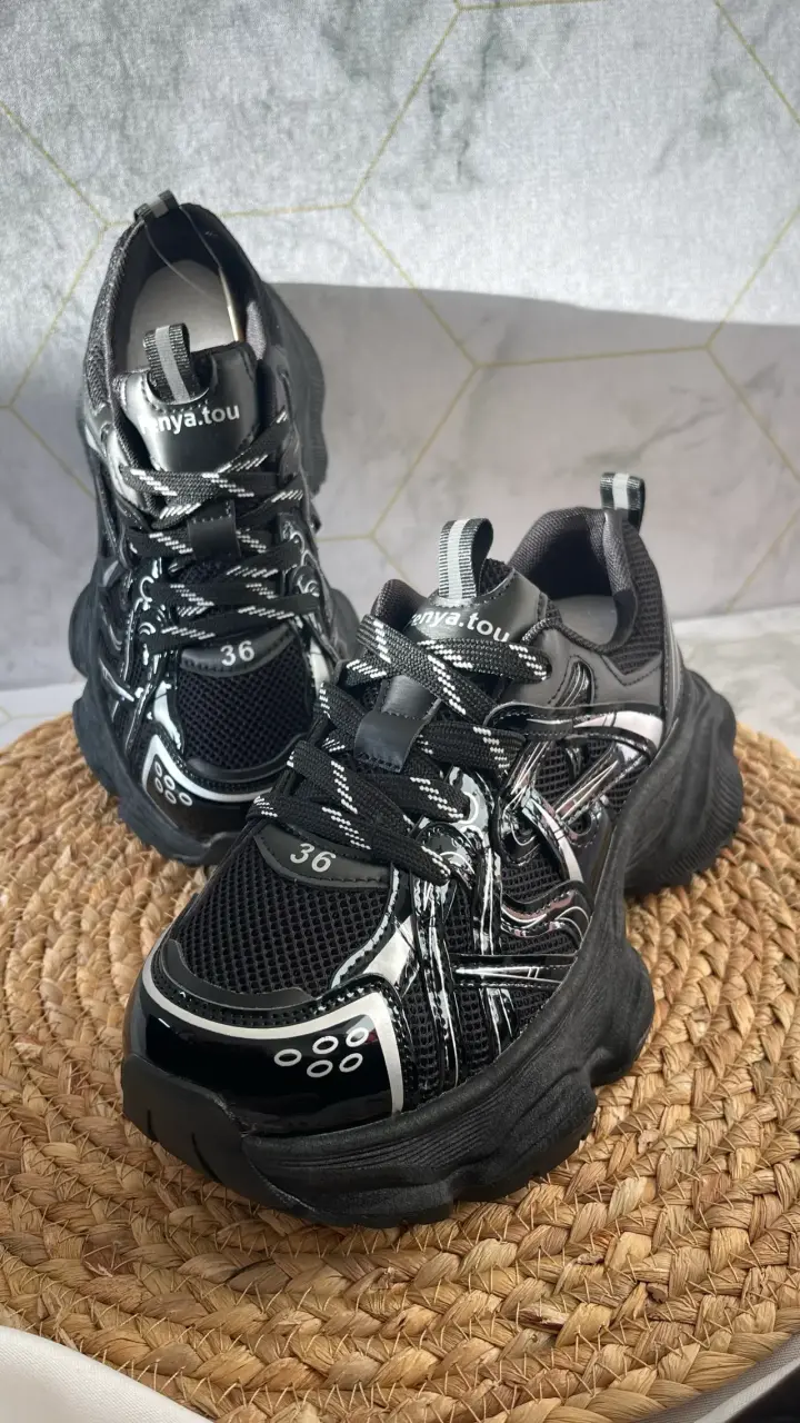 Zapatillas deportivas negras para mujer con diseño moderno - 2