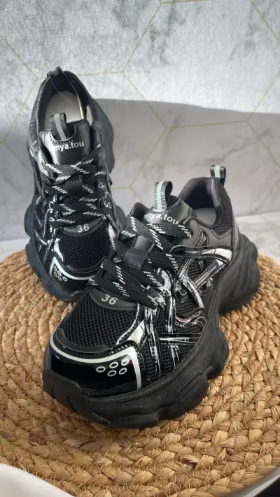Zapatillas deportivas negras para mujer con diseño moderno - miniatura 2