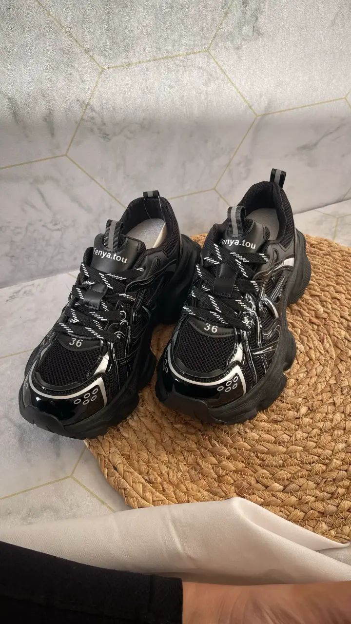 Zapatillas deportivas negras para mujer con diseño moderno - 3