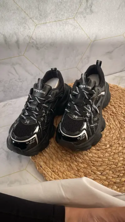 Zapatillas deportivas negras para mujer con diseño moderno - miniatura 3