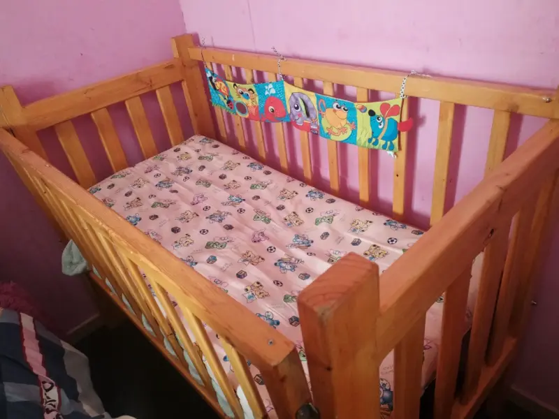 Cuna de madera para bebé con colchón