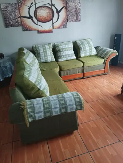 Sofá seccional en L verde con cojines - miniatura 1