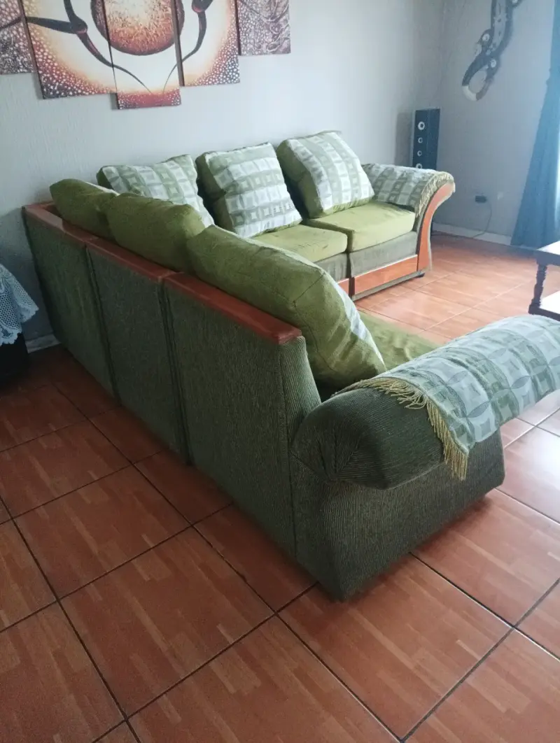 Sofá seccional en L verde con cojines - 2