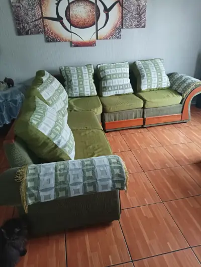 Sofá seccional en L verde con cojines - miniatura 3