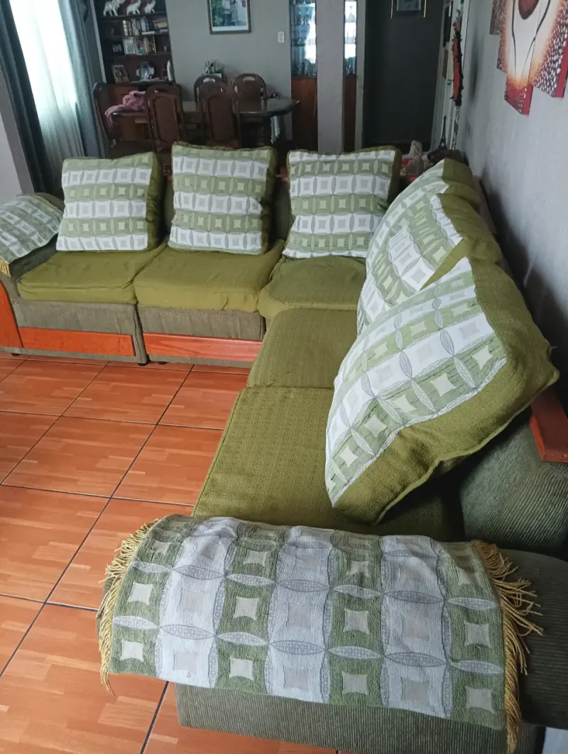 Sofá seccional en L verde con cojines - 4