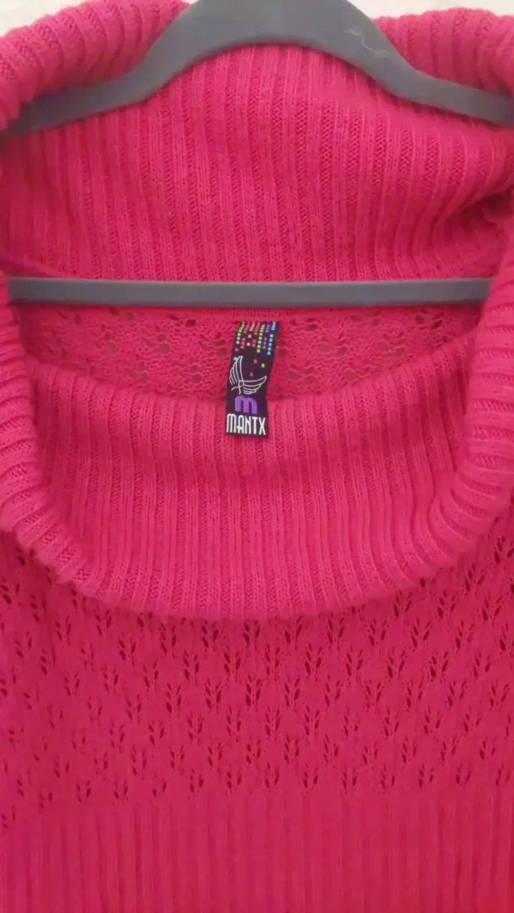 Suéter fucsia de punto con cuello alto - 2