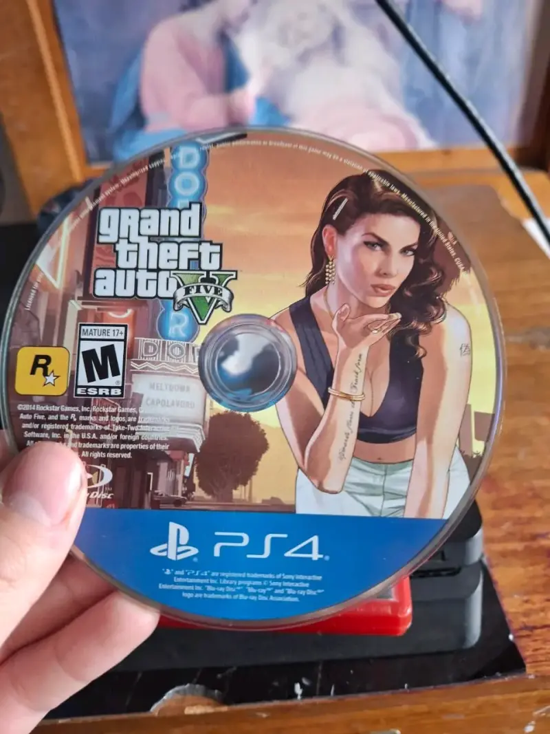 PS4 Slim 1tb + Mando Original + GTA V y NFS - 4