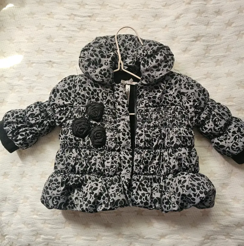 Chaqueta acolchada infantil con estampado floral