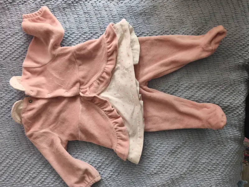 Conjunto de bebé rosado con diseño de conejos - 1