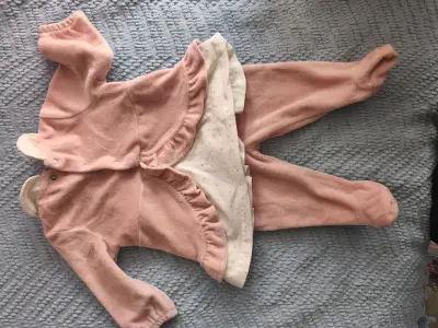 Conjunto de bebé rosado con diseño de conejos - miniatura 1
