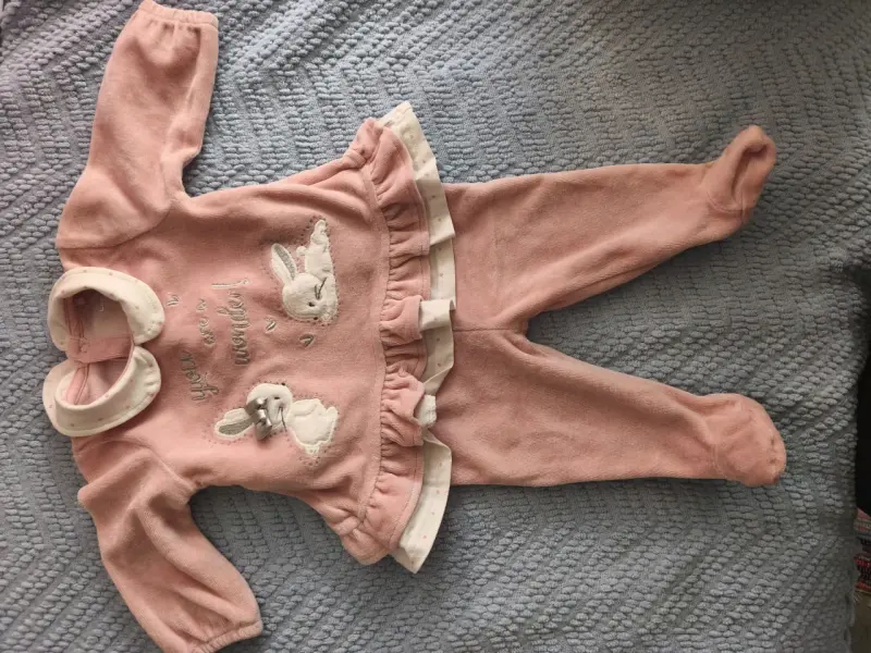Conjunto de bebé rosado con diseño de conejos - 2