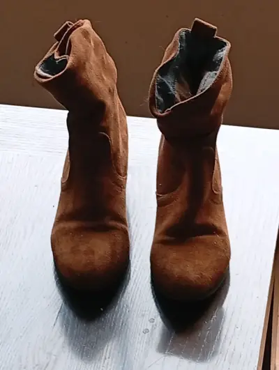 Botines de gamuza marrón con tacón medio - miniatura 1