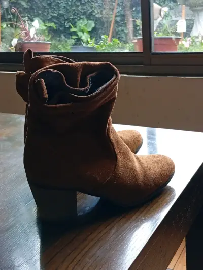 Botines de gamuza marrón con tacón medio - miniatura 2