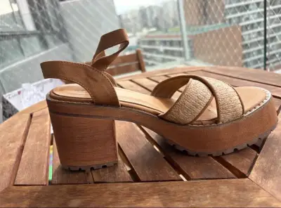Sandalias de tacón alto color marrón - miniatura 1