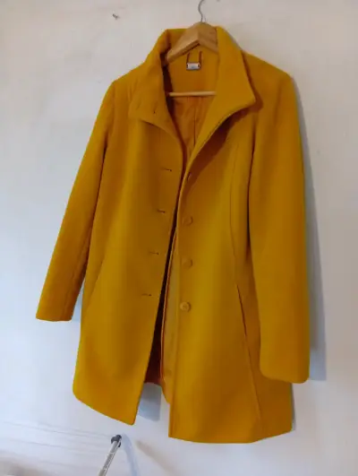 Abrigo amarillo para mujer en buen estado - miniatura 1