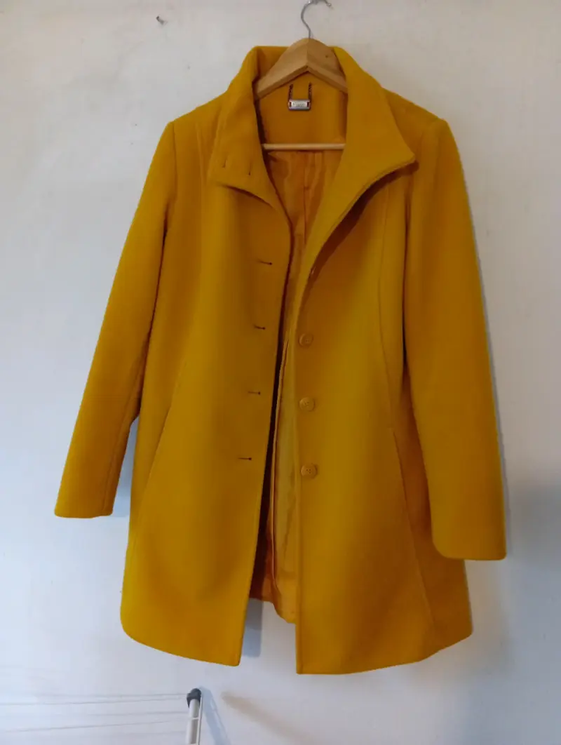 Abrigo amarillo para mujer en buen estado - 2