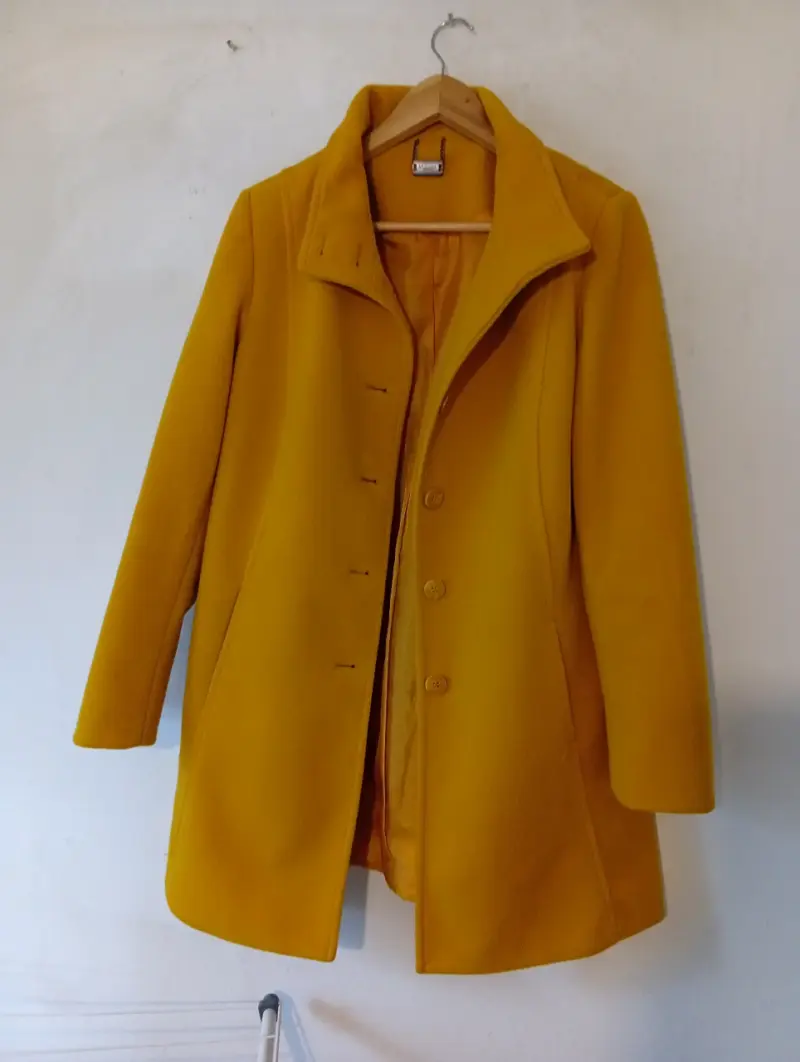 Abrigo amarillo para mujer en buen estado - 3