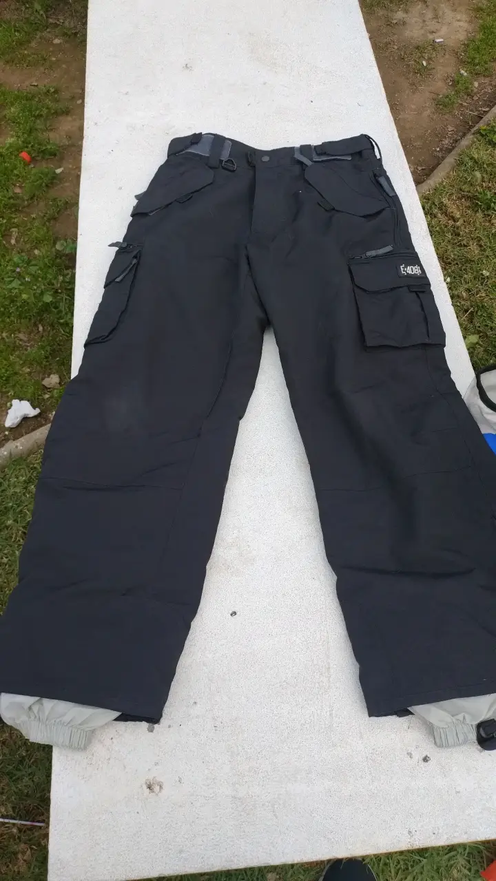 Pantalones cargo negros con bolsillos