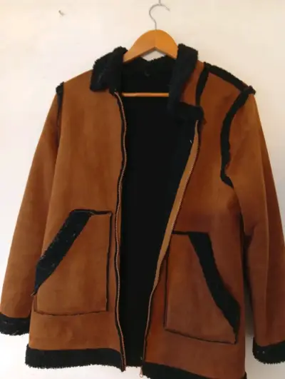 Chaqueta de invierno marrón con forro negro - miniatura 1