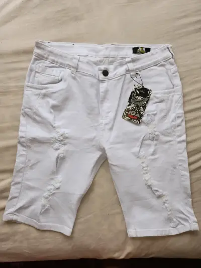Bermudas blancas de mezclilla con diseño desgastado - miniatura 1