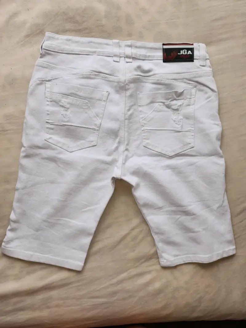 Bermudas blancas de mezclilla con diseño desgastado - 2