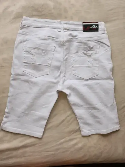 Bermudas blancas de mezclilla con diseño desgastado - miniatura 2