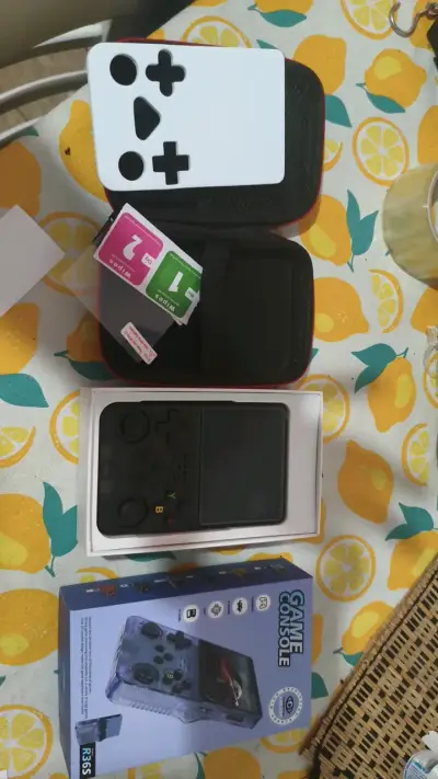 Consola de Juegos Portátil R36S con Estuche - miniatura 1