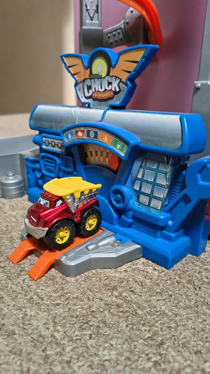 Pista de autos TONKA Chuck & Friends con rampa - 3