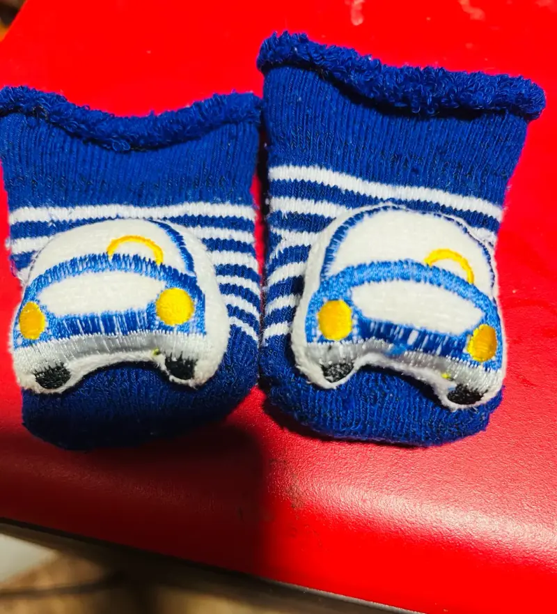 Calcetines de bebé con diseño de auto azul