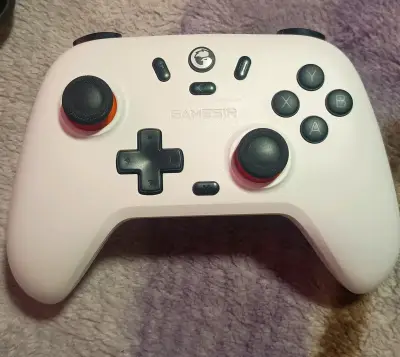 Control inalámbrico GameSir blanco con estuche - miniatura 1