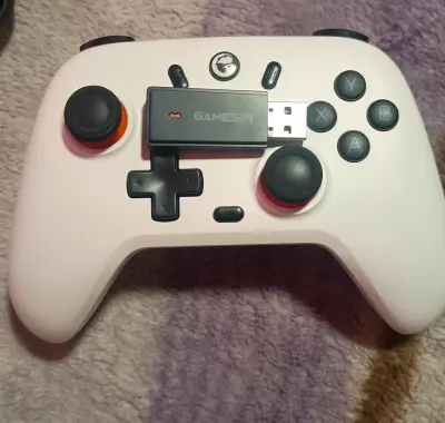 Control inalámbrico GameSir blanco con estuche - miniatura 3