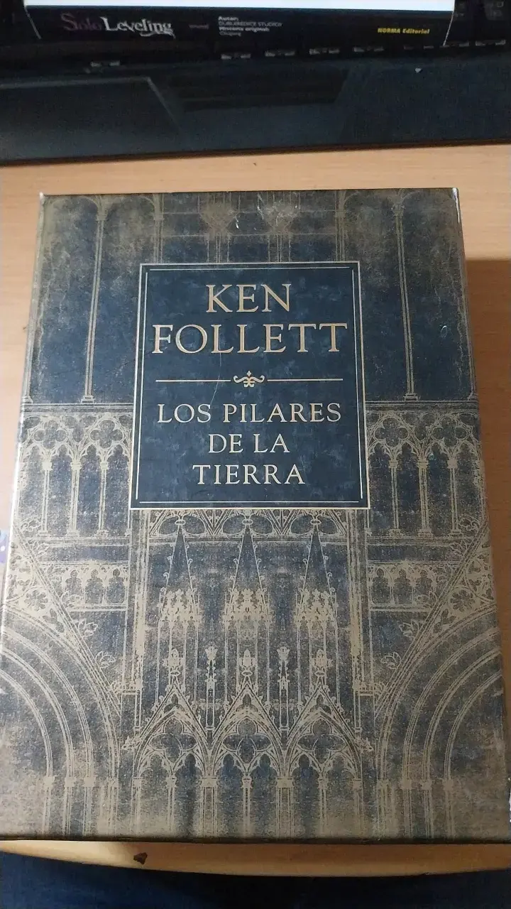 Libro 'Los Pilares de la Tierra' de Ken Follett en caja especial