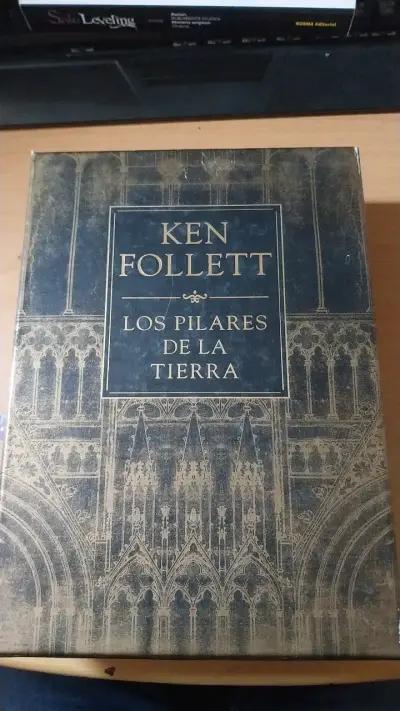 Libro 'Los Pilares de la Tierra' de Ken Follett en caja especial - miniatura 1