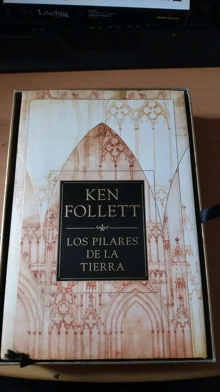 Libro 'Los Pilares de la Tierra' de Ken Follett en caja especial - 2