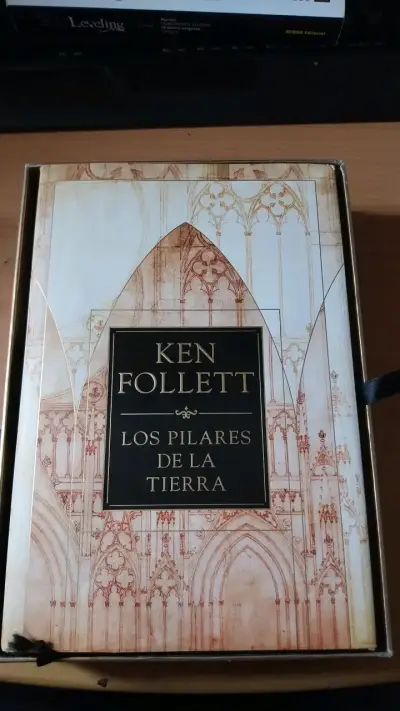 Libro 'Los Pilares de la Tierra' de Ken Follett en caja especial - miniatura 2