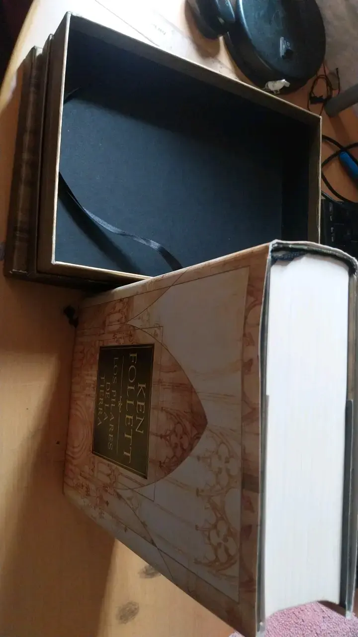 Libro 'Los Pilares de la Tierra' de Ken Follett en caja especial - 4
