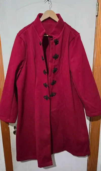 Abrigo rojo para mujer con detalles negros 4xl - miniatura 1