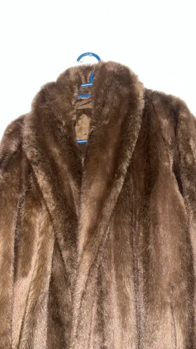 Abrigo de piel sintética marrón elegante - miniatura 2