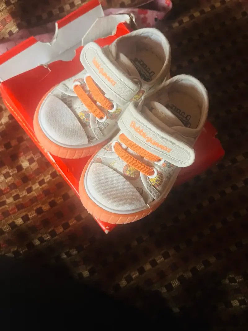 Zapatillas de bebé con velcro y diseño colorido