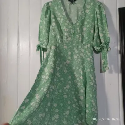 Vestido floral verde con mangas abullonadas - miniatura 2