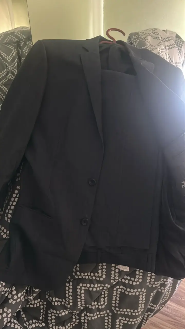 Traje formal negro para hombre en buen estado