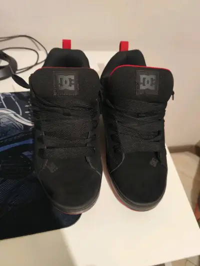 Zapatillas skate DC negras y rojas para hombre - miniatura 1