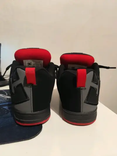 Zapatillas skate DC negras y rojas para hombre - miniatura 2