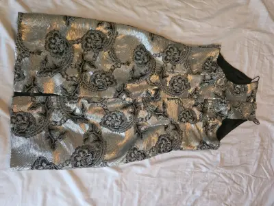 Vestido de fiesta Calvin Klein plateado con encaje - miniatura 1