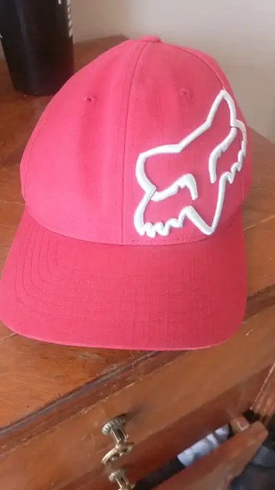 Gorra roja Flexfit con logo bordado - miniatura 1