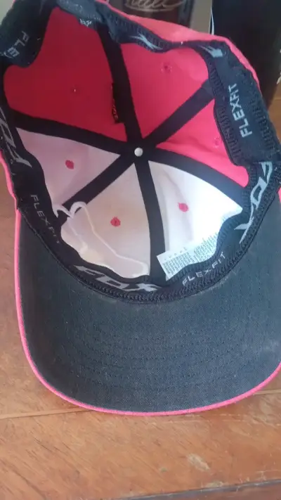 Gorra roja Flexfit con logo bordado - miniatura 2