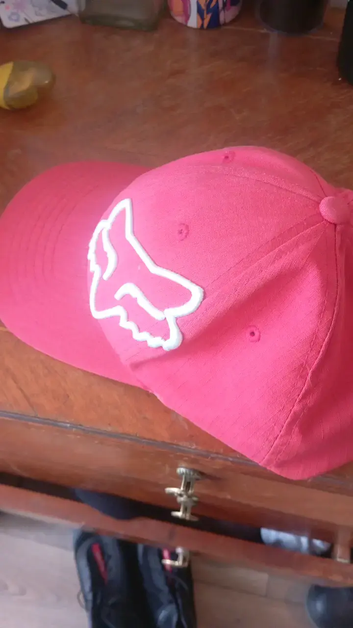 Gorra roja Flexfit con logo bordado - 4