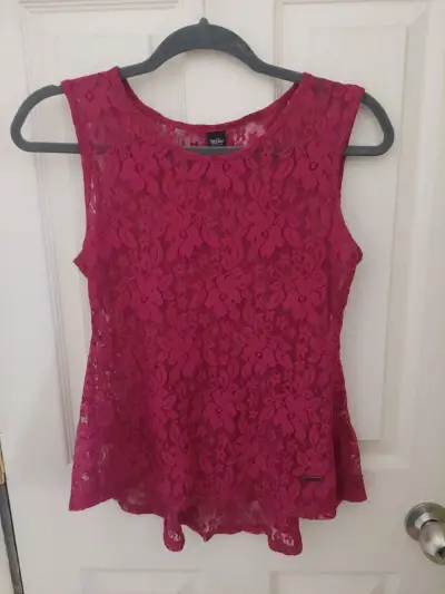 Blusa de encaje fucsia sin mangas para mujer - miniatura 1
